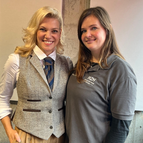 Franziska Knabenreich mit Luisa Traut vom Wolfszentrum Hessen