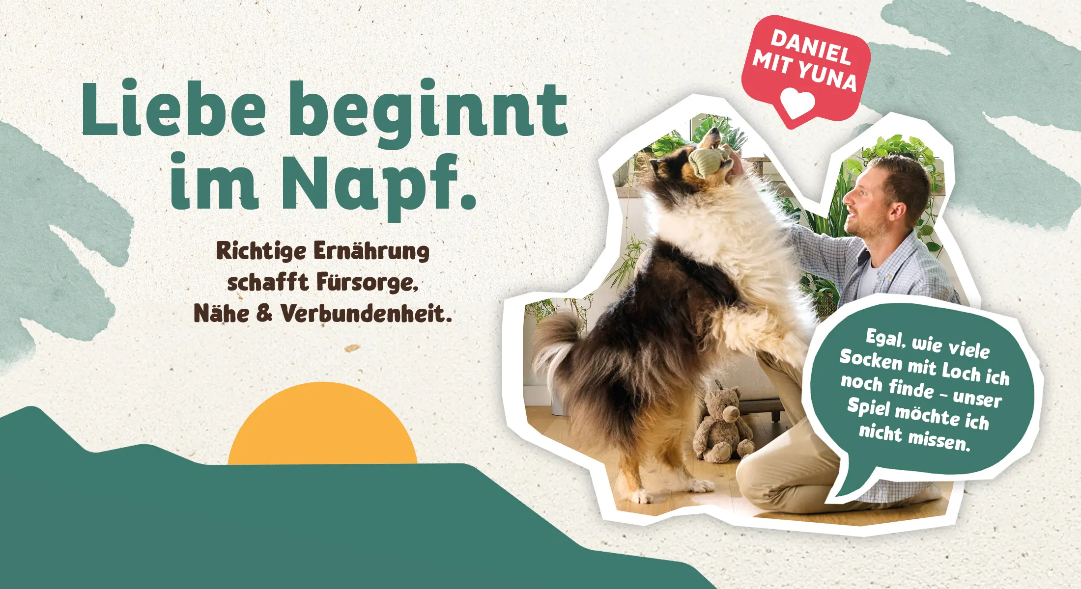 Mann spielt lachend mit seinem Collie im Wohnzimmer, Text: „Liebe beginnt im Napf – Daniel mit Yuna.“
