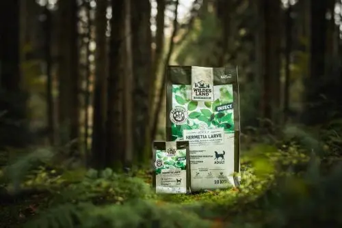 Insekten Trockenfutter für Hunde im Wald