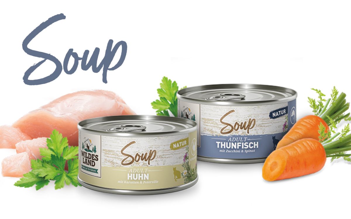Zwei Dosen Katzensuppe von Wildes Land mit den Sorten Huhn und Thunfisch, umgeben von frischen Zutaten wie Karotten und Fleisch, ideal für gesunde Ernährung. Katzensuppe ohne Getreide, mit extra viel Flüssigkeit und hoher Akzeptanz.