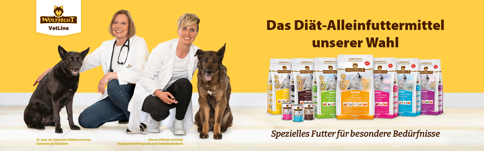 Zwei Tierärzte mit zwei Hunden und davor zu sehen das Sortiment von WOLFSBLUT VetLine Diät-Alleinfutter