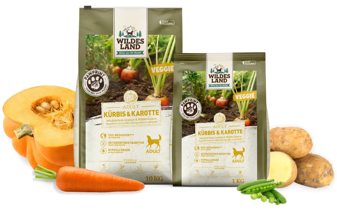 Wildes Land Trockenfutter PawPrint VEGGIE „Kürbis & Karotte“ mit frischem Gemüse und Wildkräutern, dargestellt mit zwei Futtersäcken und natürlichen Zutaten.
