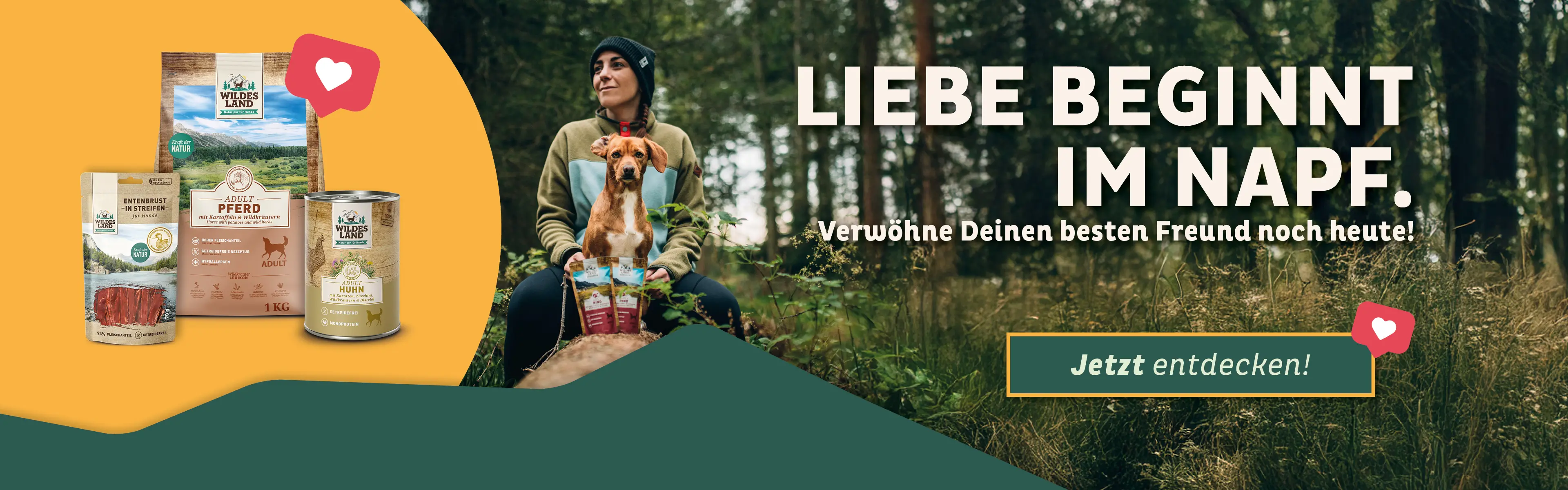 Liebe beginnt im Napf: Frauch und Hund sitzen auf einem Baumstamm.