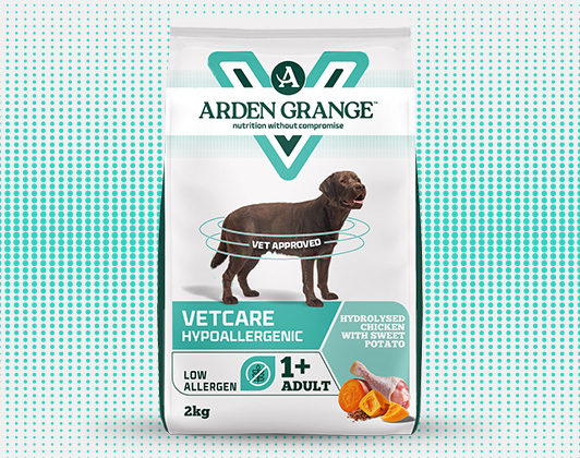 Bag of Arden Grange VetCare Hypoallergenic dog food against a dotted teal background. The packaging shows a brown dog and text reading “Vet approved – Hydrolysed fish protein with sweet potato – Adult 1+ – Naturally formulated for sensitive dogs.”