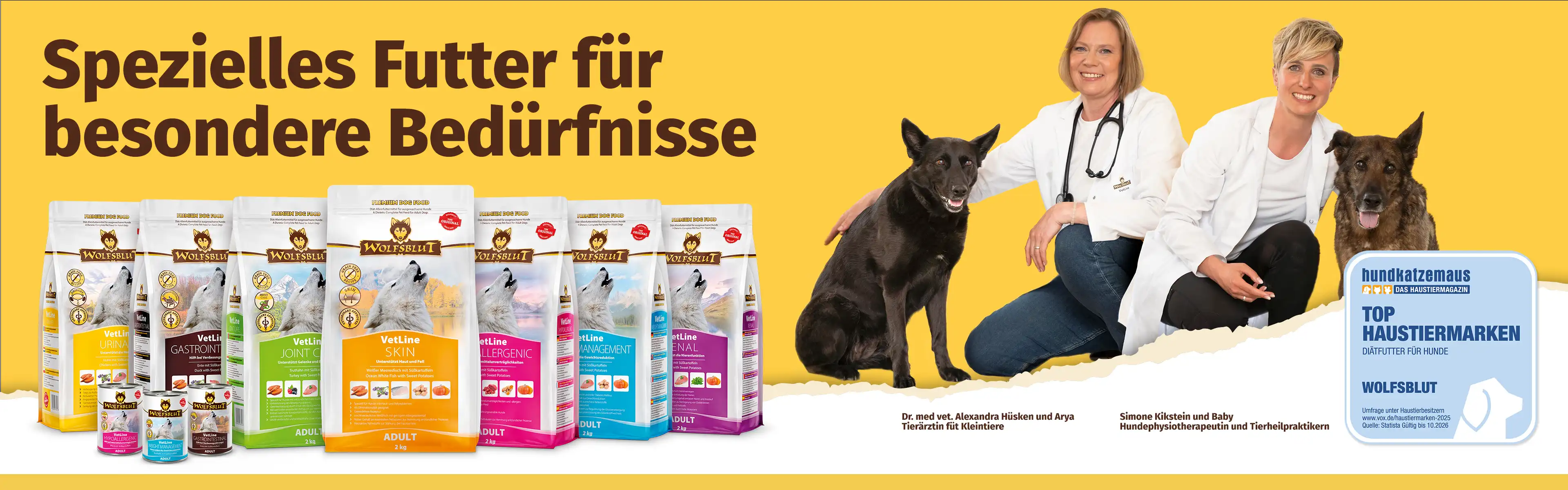 Zwei Tierärzte mit zwei Hunden und davor zu sehen das Sortiment von WOLFSBLUT VetLine Diät-Alleinfutter