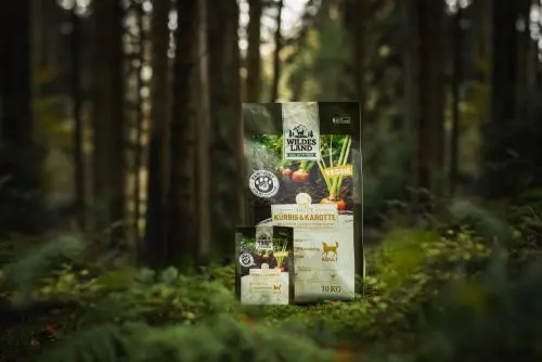 Ein 1kg Sack und 10kg Sack vegetarisches Hundefutter von PawPrint stehen im Wald